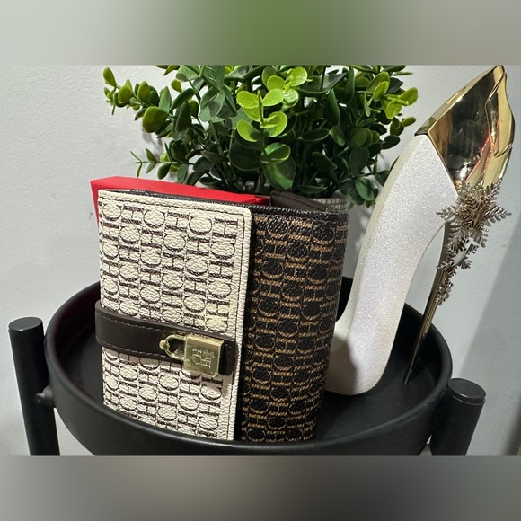 Carolina Herrera Colorblock Pattern Card Holder - Black  Carolina Herrera ID Wallet – Luxury Designer Card Holder
